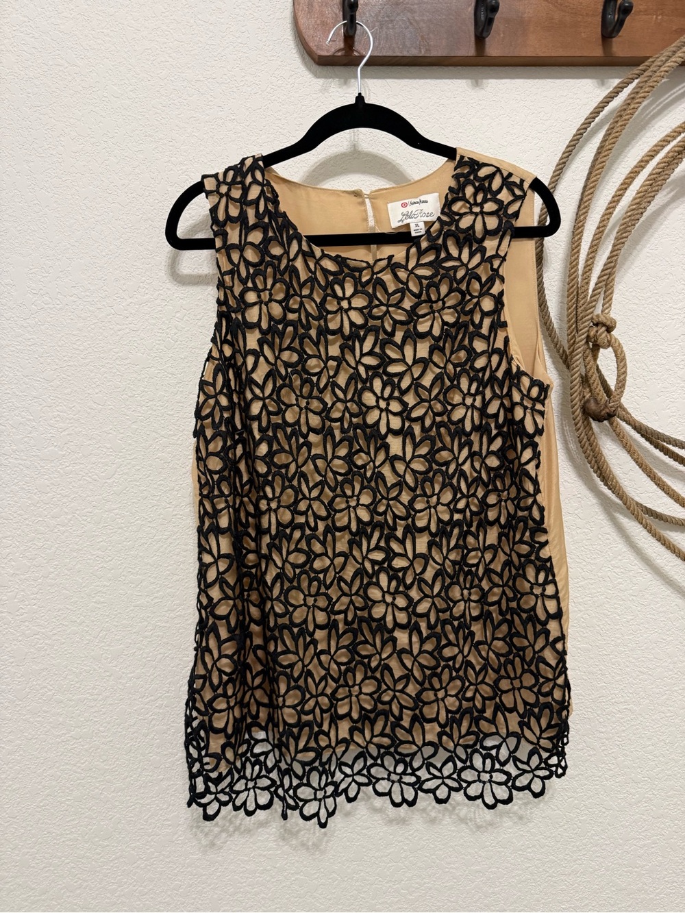 Lela rose by Neiman Marcus black floral lace overlay tank